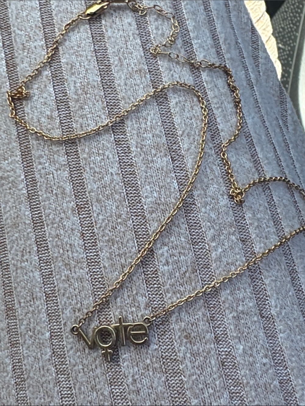 VOTE SCRIPT NECKLACE 14 kr gold fild